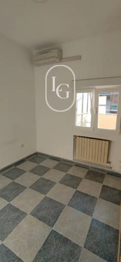 Schlafzimmer von Dachboden zur Miete in Madrid mit Heizung, Terrasse und Ofen