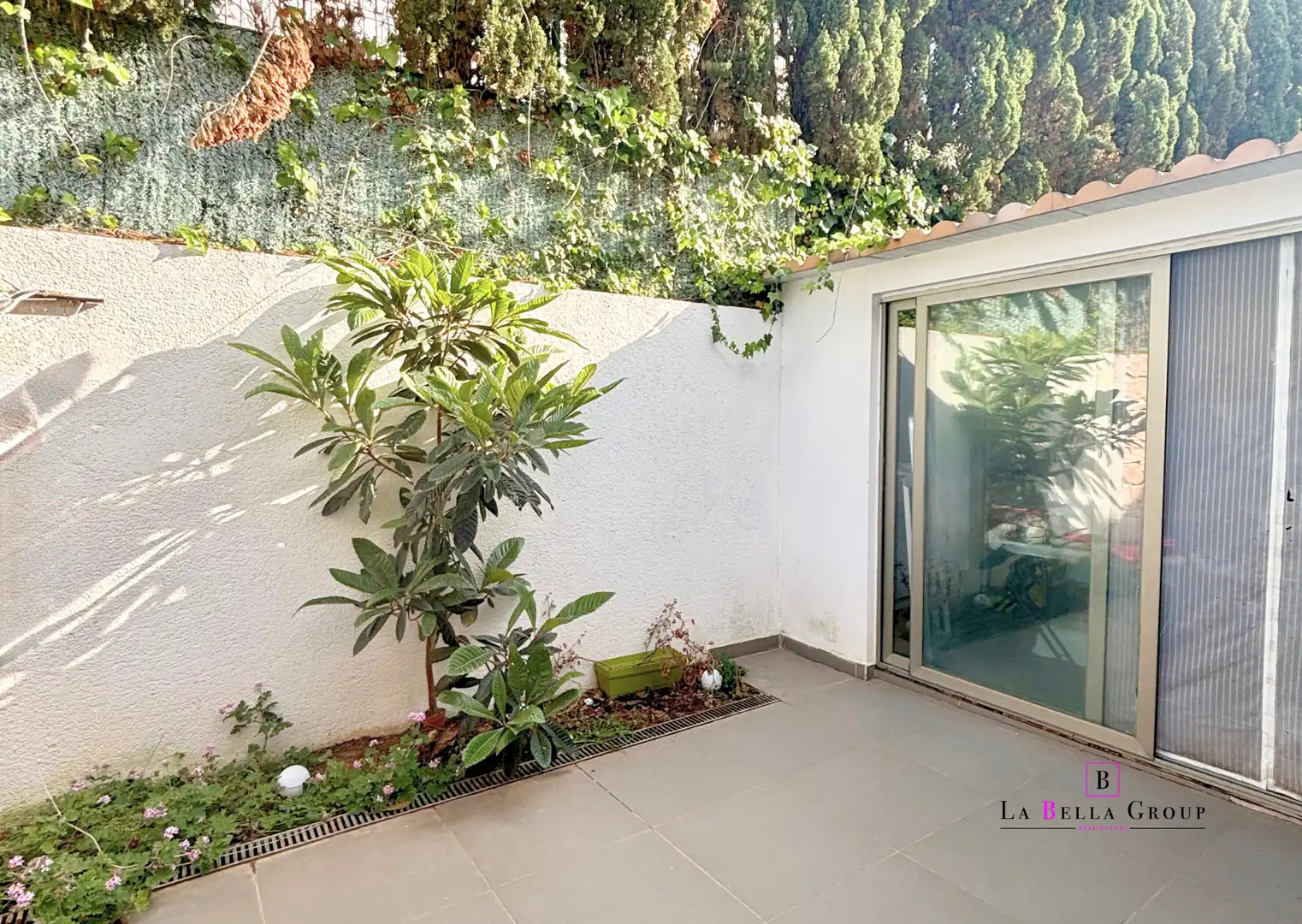 Garten von Einfamilien-Reihenhaus zum Verkauf in Santa Eulària des Riu mit Klimaanlage, Heizung und Parkett