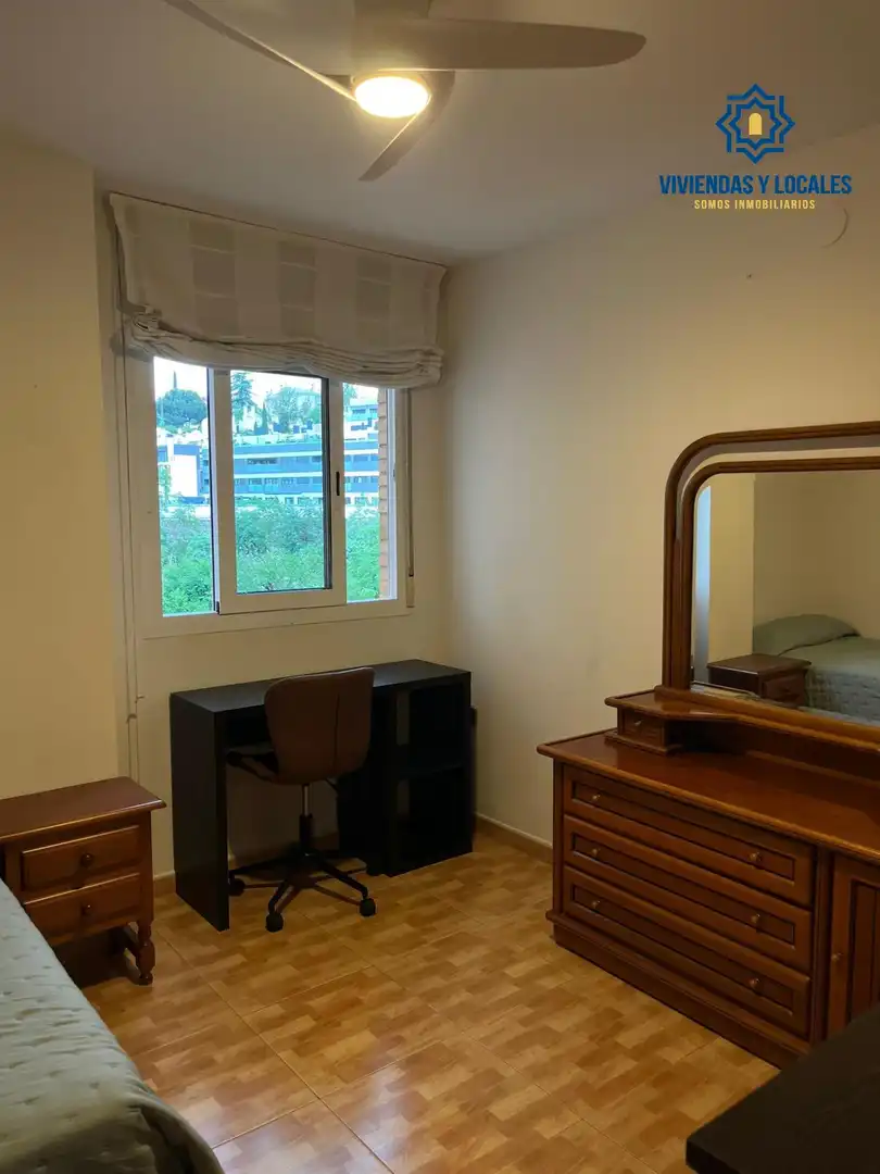 Habitación de Piso de alquiler en Granada con Aire acondicionado, Amueblado y Balcón