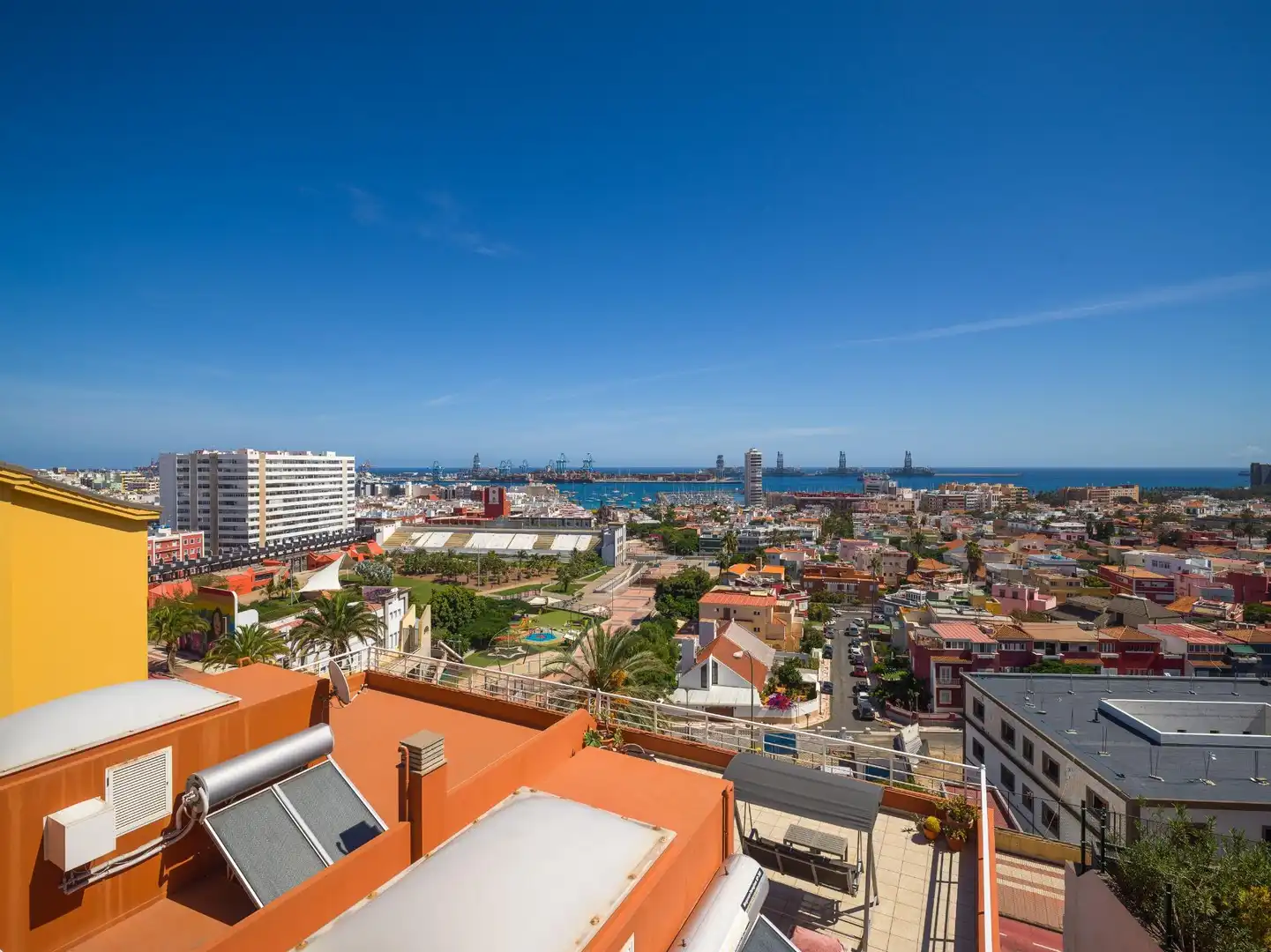 Vista exterior de Casa adosada en venda en Las Palmas de Gran Canaria amb Jardí privat, Terrassa i Traster