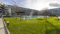 Vista exterior de Pis en venda en Alcalá de Henares amb Aire condicionat, Terrassa i Piscina