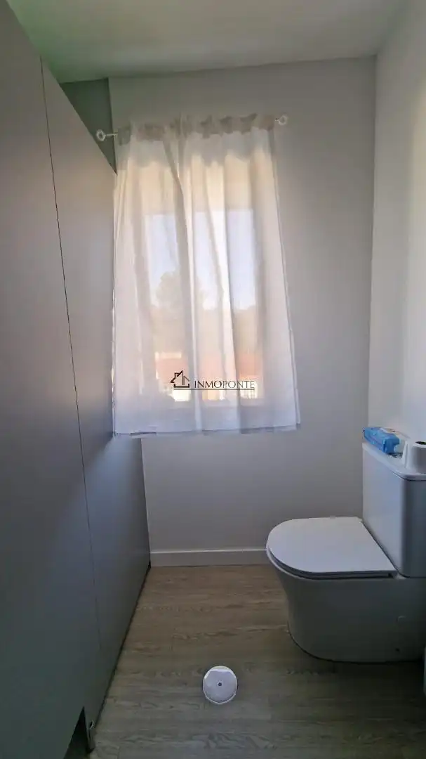 Dormitori de Casa o xalet en venda en Pontevedra Capital  amb Jardí privat