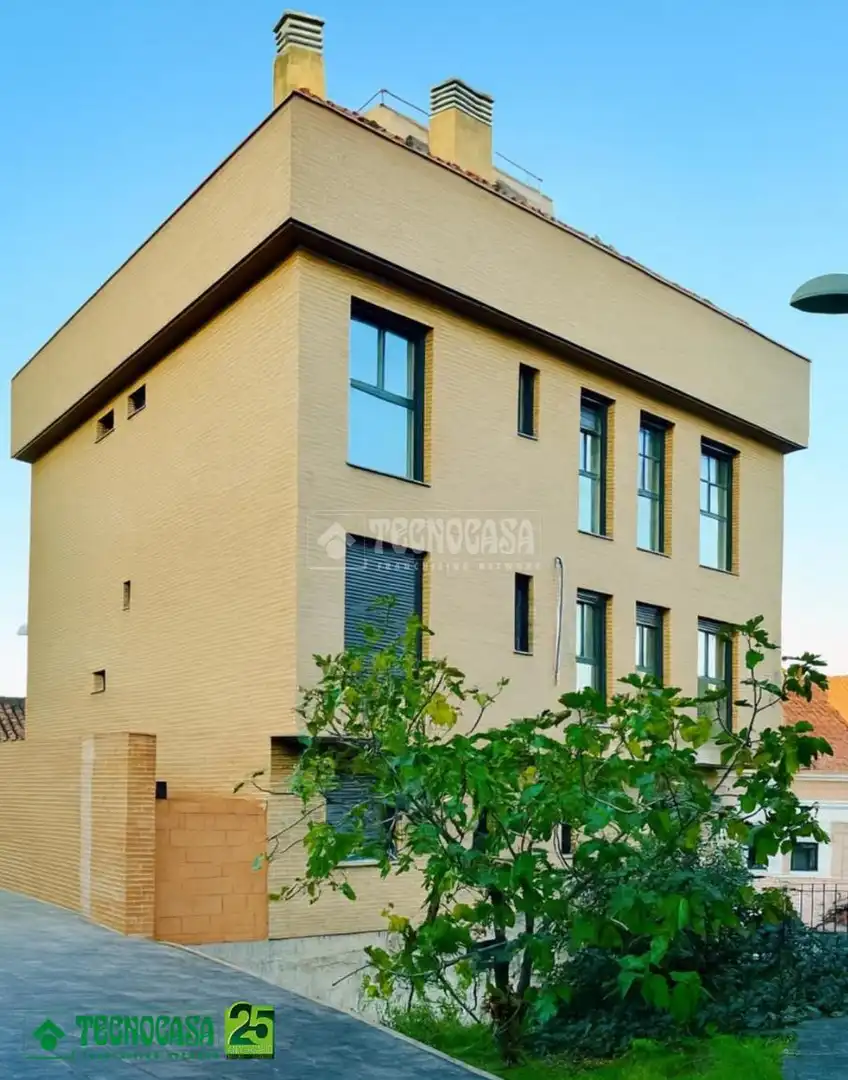 Exterior view of Duplexes for sale in Toledo  with Air Conditioner