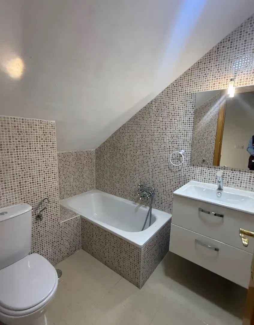 Badezimmer von Maisonette zur Miete in Pantoja mit Heizung, Abstellraum und Ofen