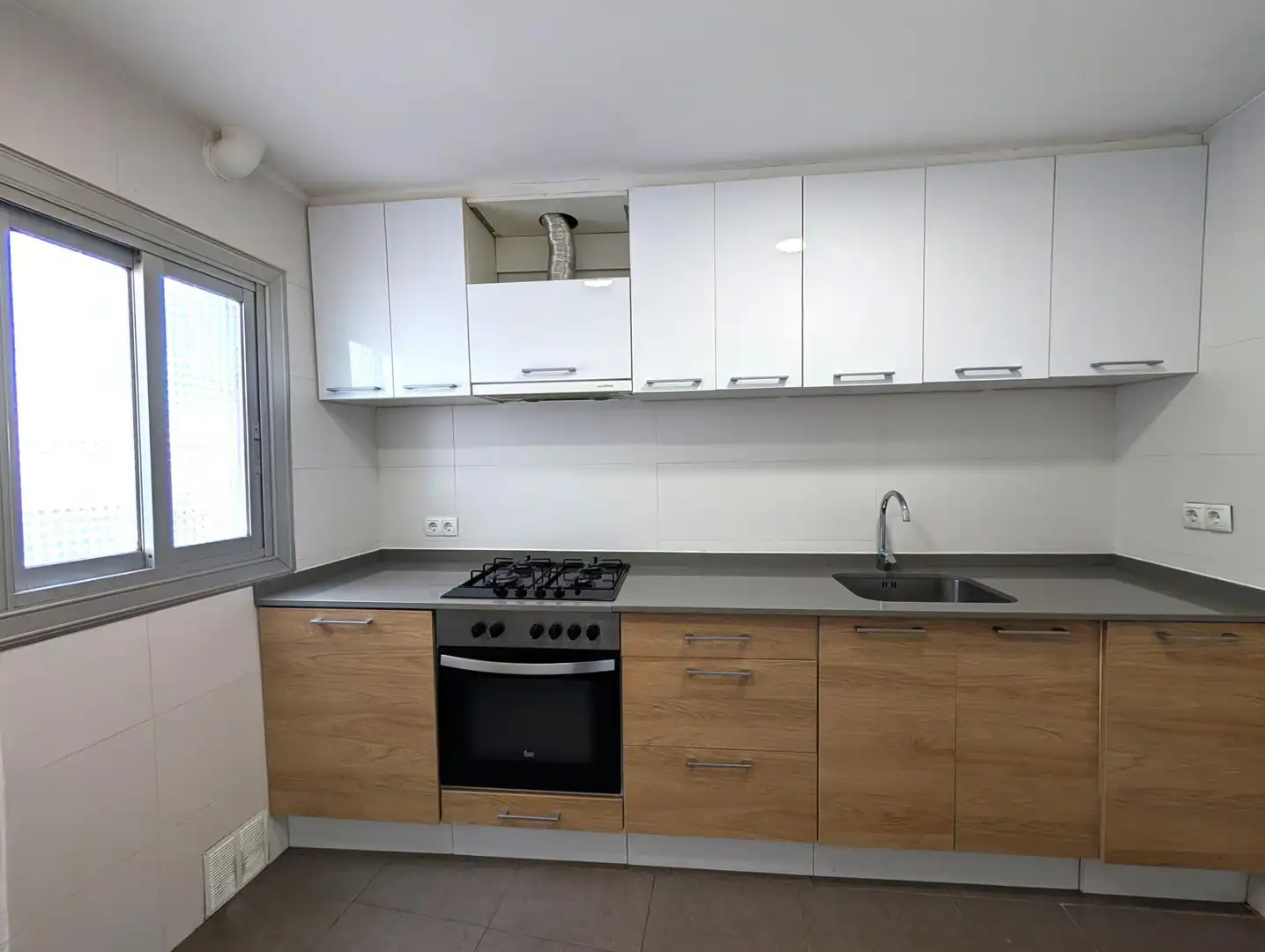 Cocina de Dúplex en venta en Sant Vicenç Dels Horts con Aire acondicionado, Calefacción y Terraza