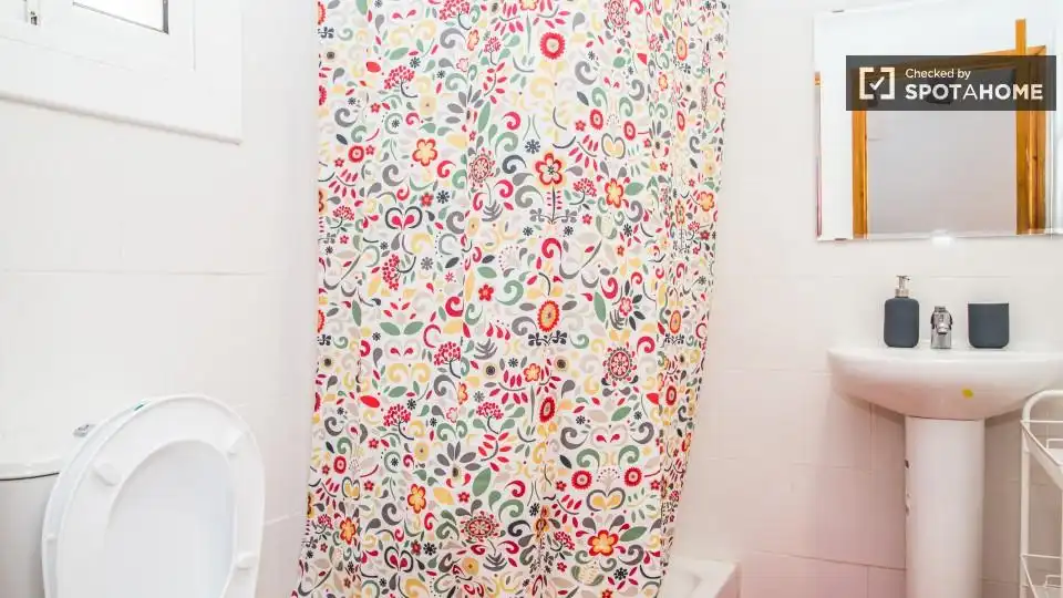 Baño de Piso para compartir en Barcelona con Aire acondicionado, Calefacción y Amueblado