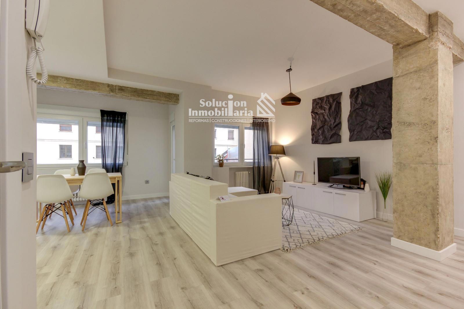 Sala d'estar de Apartament en venda en Salamanca Capital amb Calefacció i Moblat