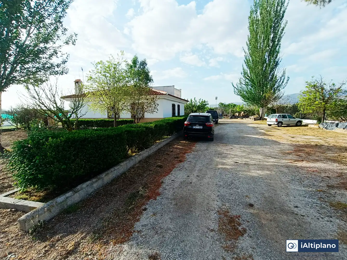Vista exterior de Casa o xalet en venda en Baza amb Jardí privat, Piscina i Moblat