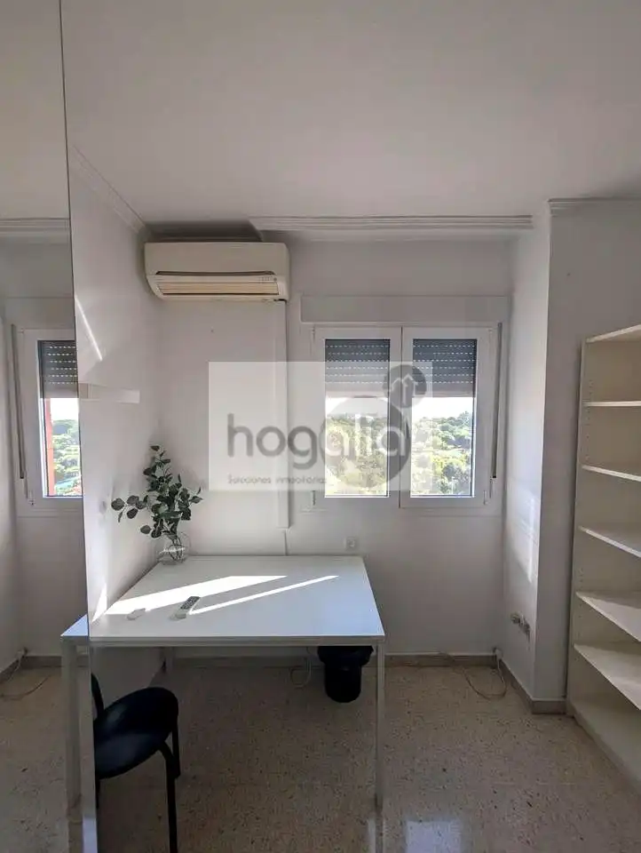 Bedroom of Flat for rent in Sevilla  with Air Conditioner, Terrace and Swimming Pool