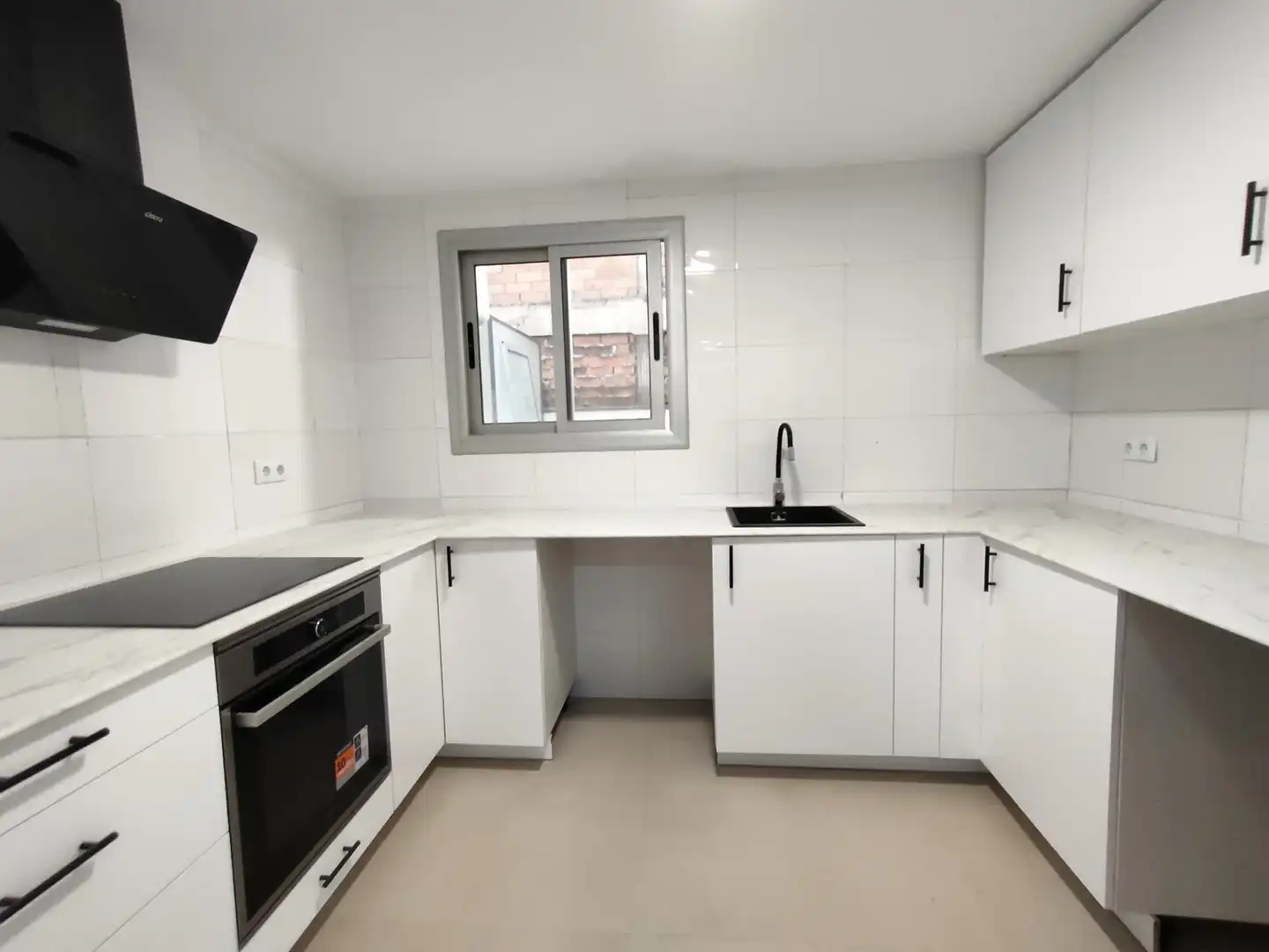 Küche von Wohnung zum Verkauf in Salt mit Klimaanlage, Heizung und Parkett