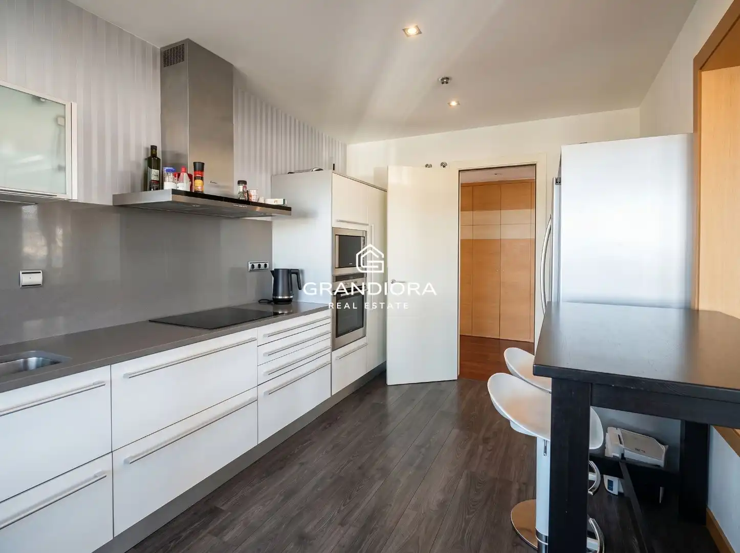 Cuina de Àtic de lloguer en Barcelona amb Aire condicionat, Terrassa i Piscina