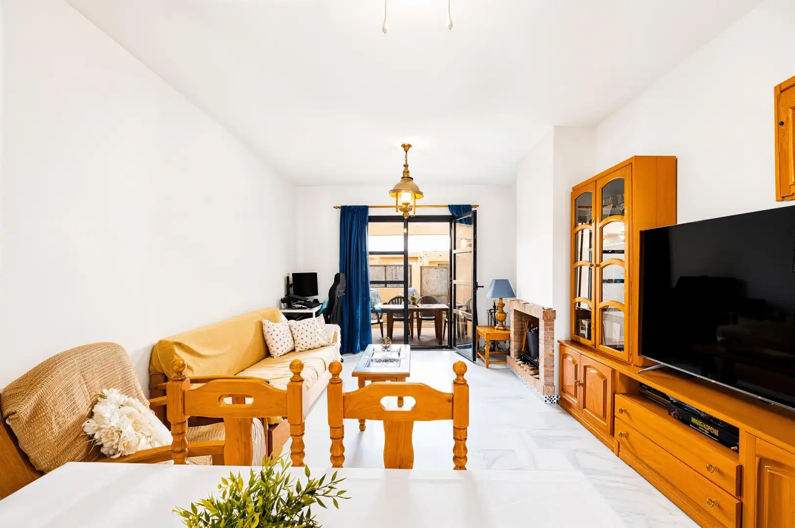 Sala d'estar de Casa adosada en venda en Chiclana de la Frontera amb Jardí privat, Terrassa i Piscina comunitària