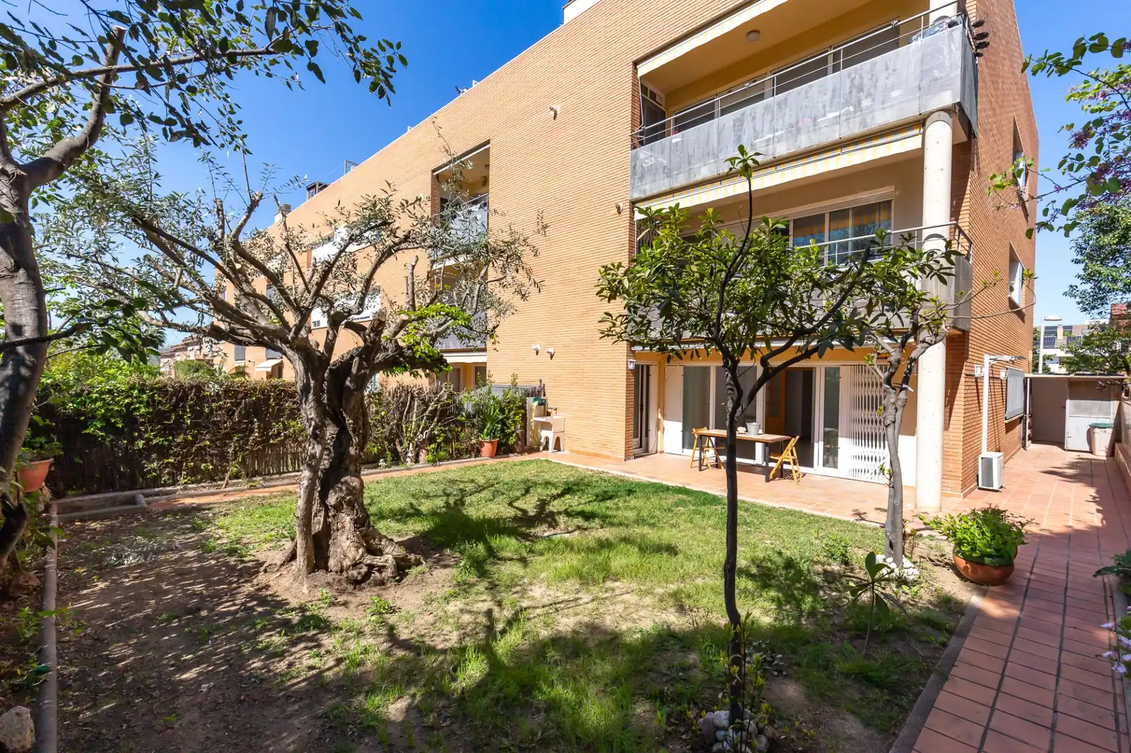 Exterior view of Ground floor for sale in Sant Joan Despí  with Air Conditioner, Heating and Terrace