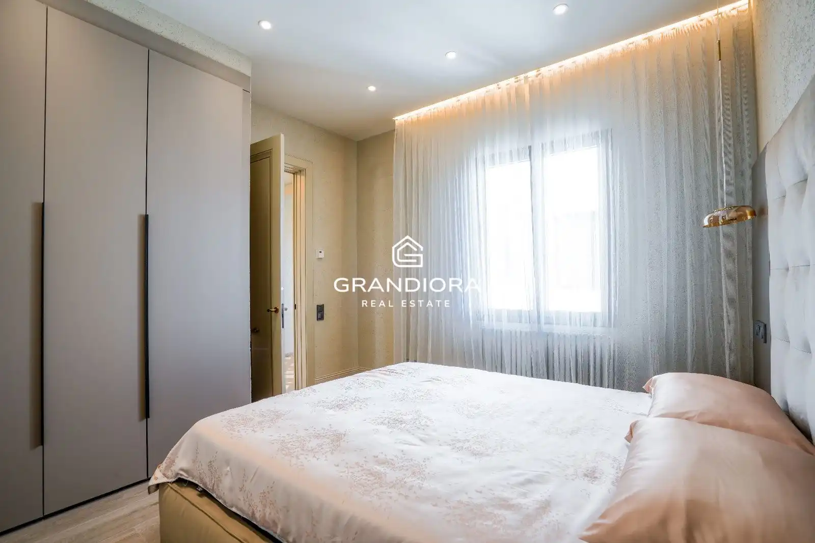 Dormitori de Apartament de lloguer en Badalona amb Aire condicionat, Calefacció i Moblat