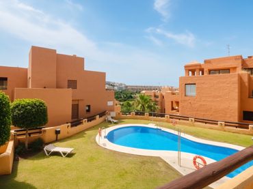 Bajo con piscina en venta en San Luis de Sabinillas