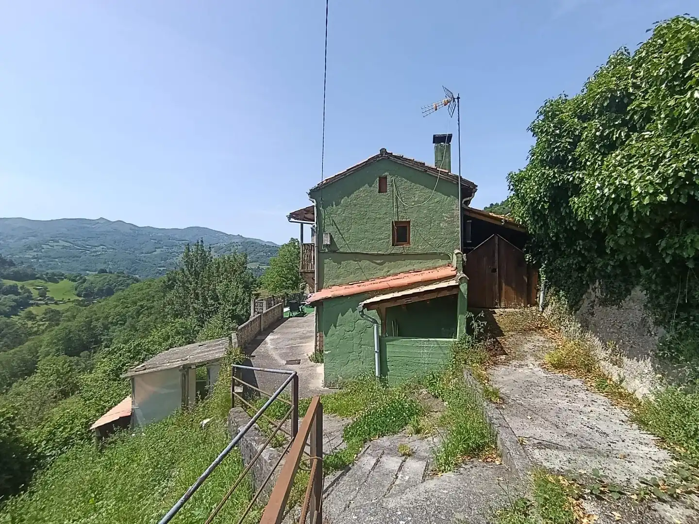 Außenansicht von Country house zum Verkauf in San Martín del Rey Aurelio mit Balkon