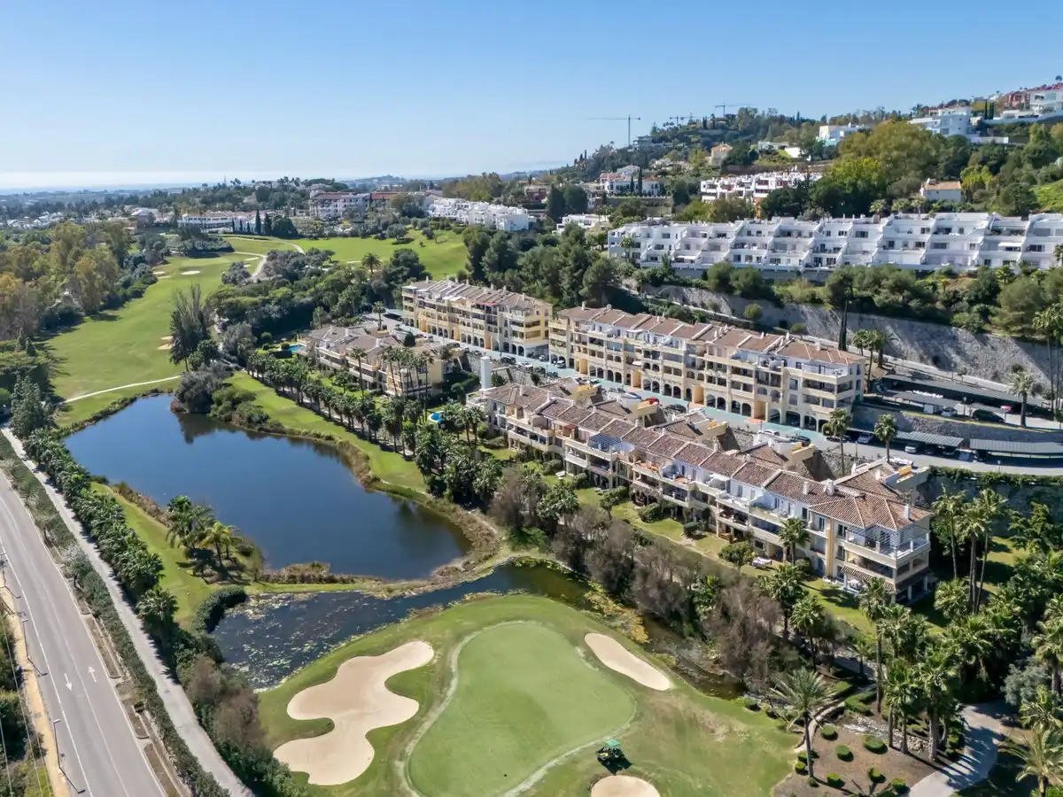 Vista exterior de Apartamento en venta en Benahavís con Aire acondicionado, Terraza y Piscina comunitaria