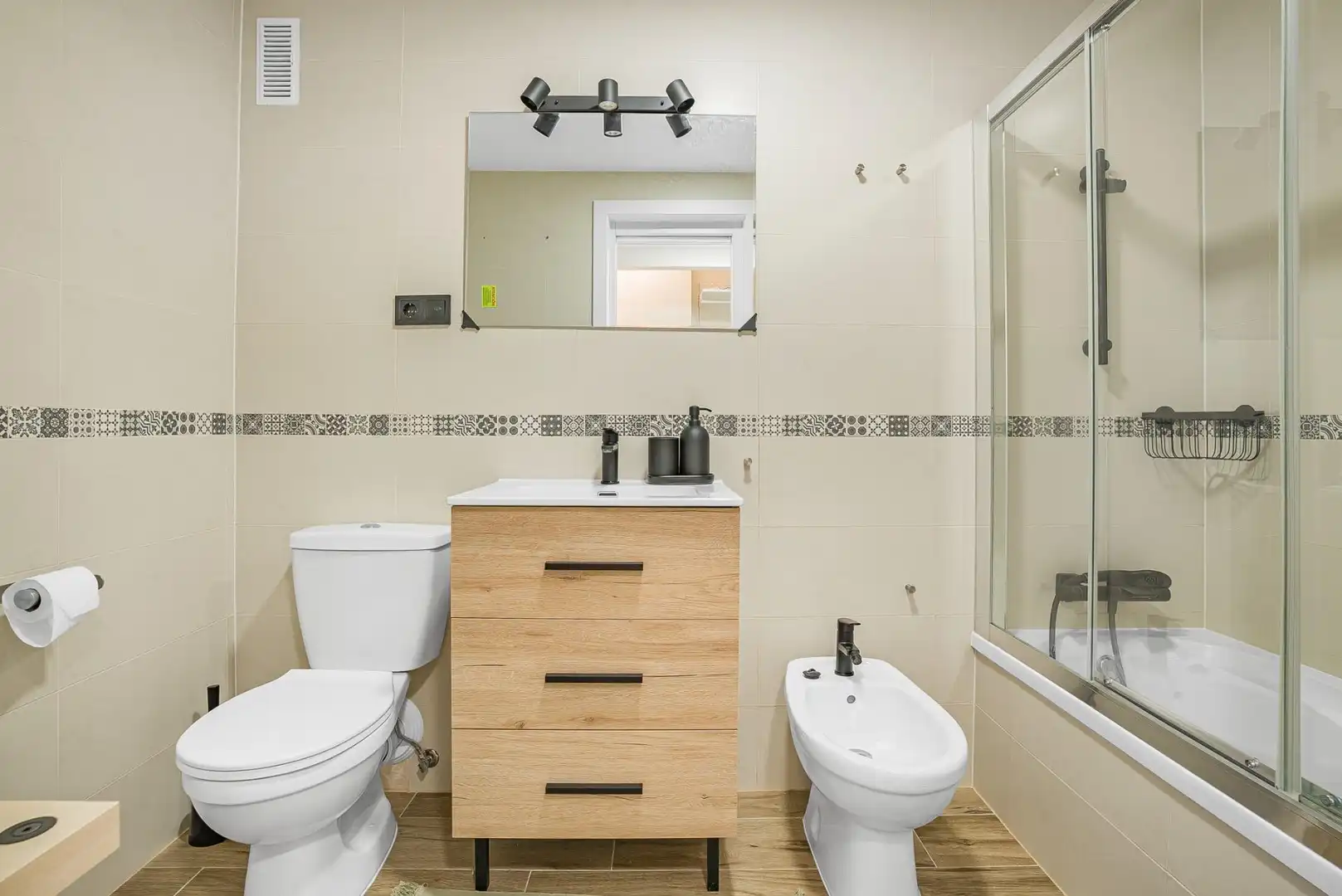 Bathroom of Flat for sale in Torremolinos  with Air Conditioner, Private garden and Terrace