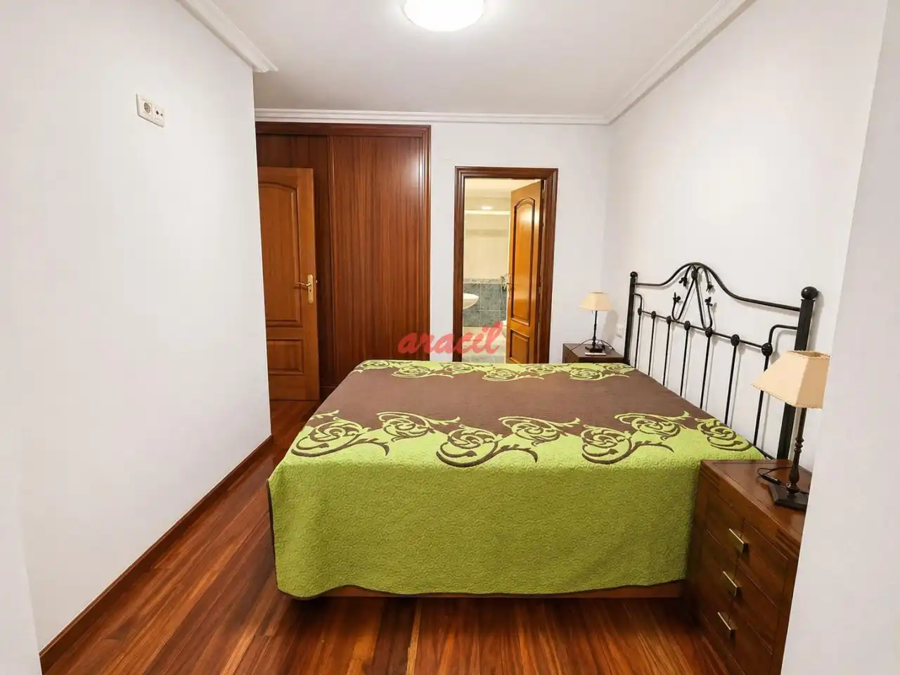 Dormitori de Apartament de lloguer en Ourense Capital  amb Calefacció, Traster i Moblat