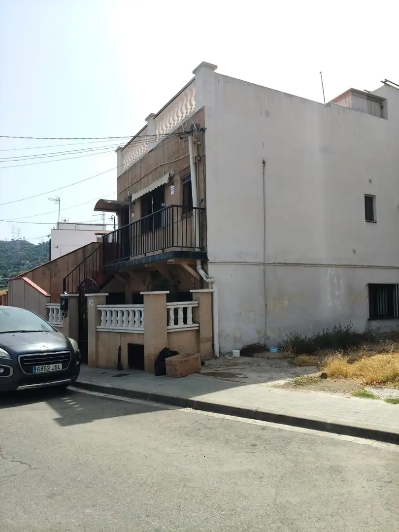 Vista exterior de Casa o xalet en venda en Barcelona amb Aire condicionat, Terrassa i Balcó