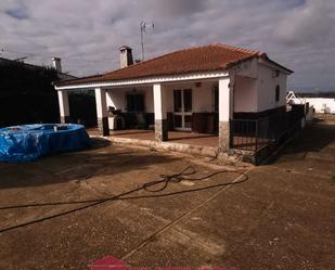 Vista exterior de Casa o xalet en venda en La Carlota amb Jardí privat i Piscina