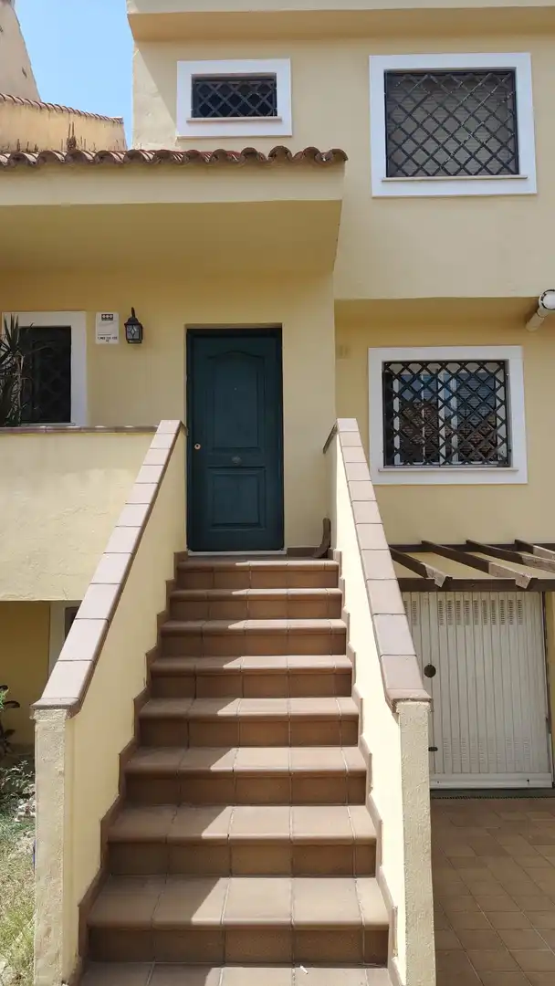 Einfamilien-Reihenhaus zur Miete in Algeciras mit Privatgarten und Möbliert