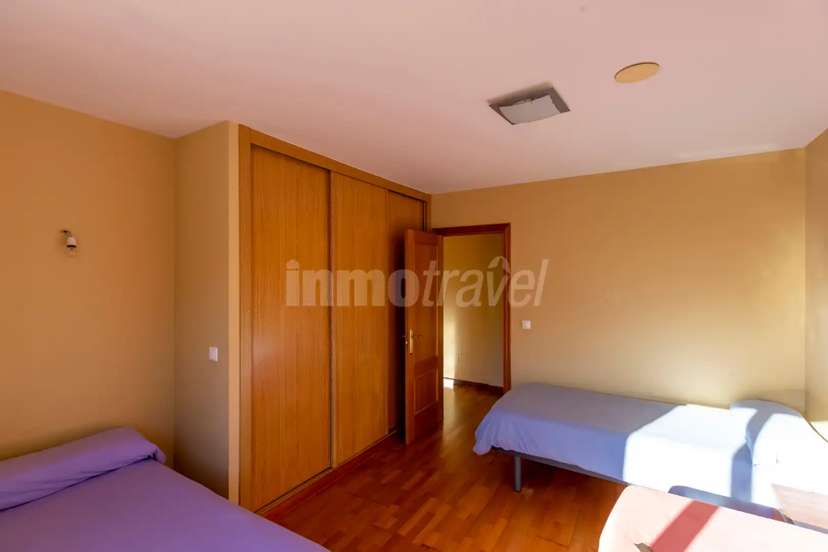 Schlafzimmer von Haus oder Chalet zum Verkauf in Sanxenxo mit Heizung, Privatgarten und Parkett