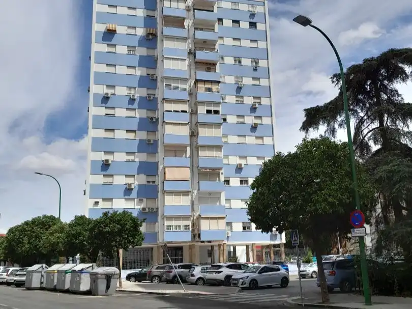 Vista exterior de Pis en venda en  Sevilla Capital amb Aire condicionat, Terrassa i Balcó