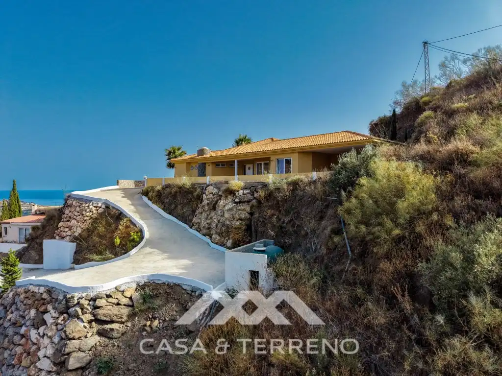 Vista exterior de Casa o xalet en venda en Algarrobo amb Jardí privat, Terrassa i Piscina