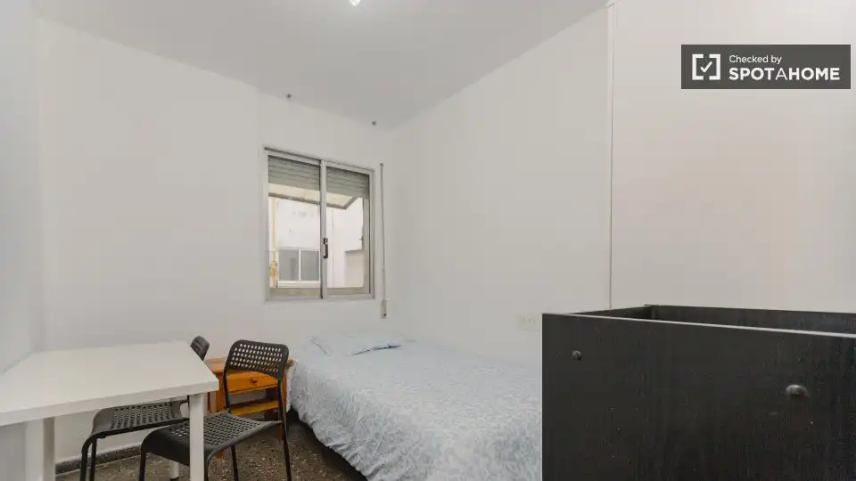 Habitación de Piso de alquiler en Valencia con Aire acondicionado, Calefacción y Amueblado