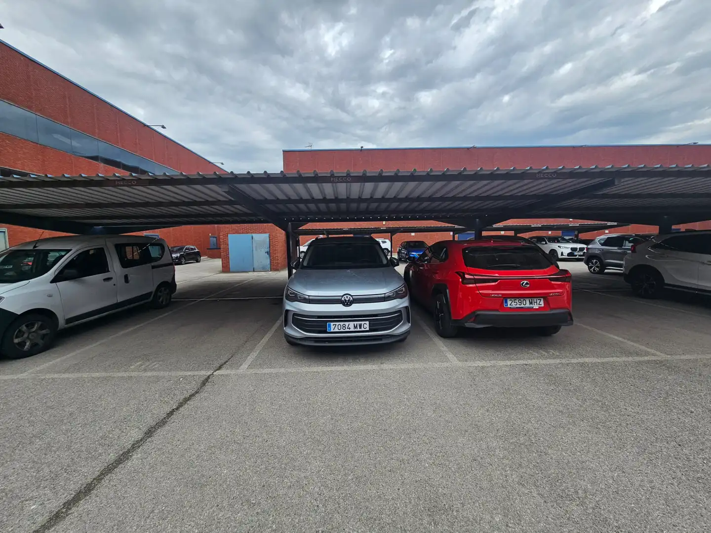 Parkplatz von Fabrikhallen zur Miete in Barcelona mit Heizung und Alarm