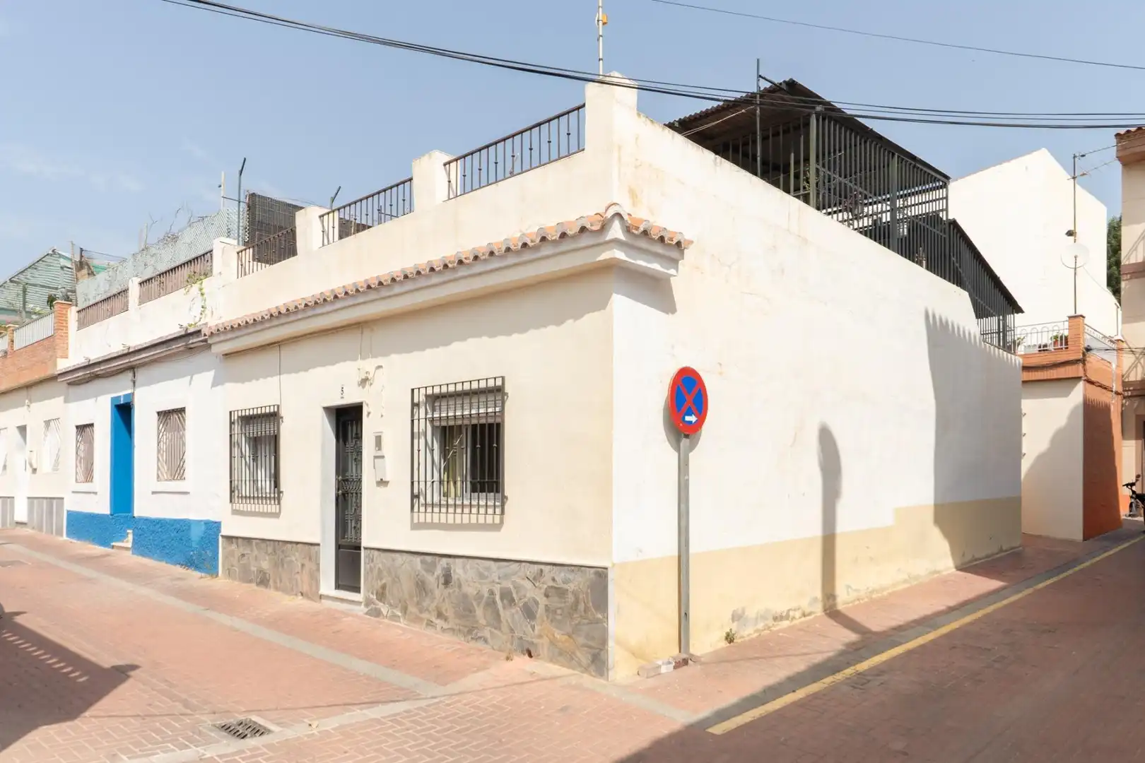 Vista exterior de Casa o xalet en venda en Motril amb Aire condicionat i Terrassa