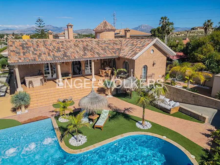 Exterior view of Houses for sale in San Vicente del Raspeig / Sant Vicent del Raspeig  with Air Conditioner, Heating and Private garden