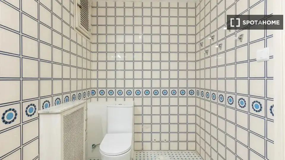 Baño de Piso de alquiler en Valencia con Aire acondicionado, Calefacción y Amueblado