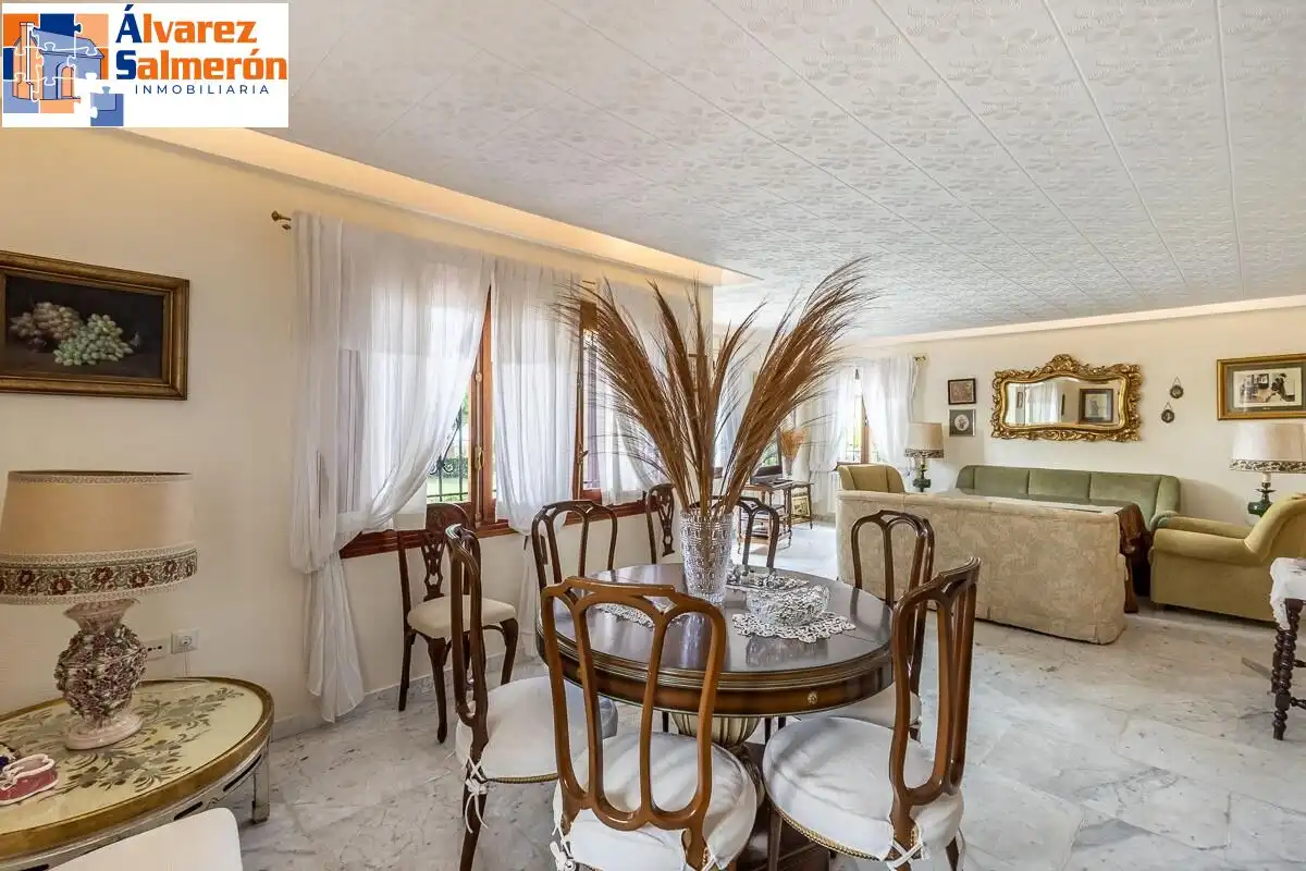 Comedor de Casa o chalet en venta en Huétor Vega con Aire acondicionado, Calefacción y Jardín privado