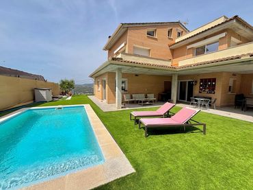 Casa amb balcó en venda a Olivella