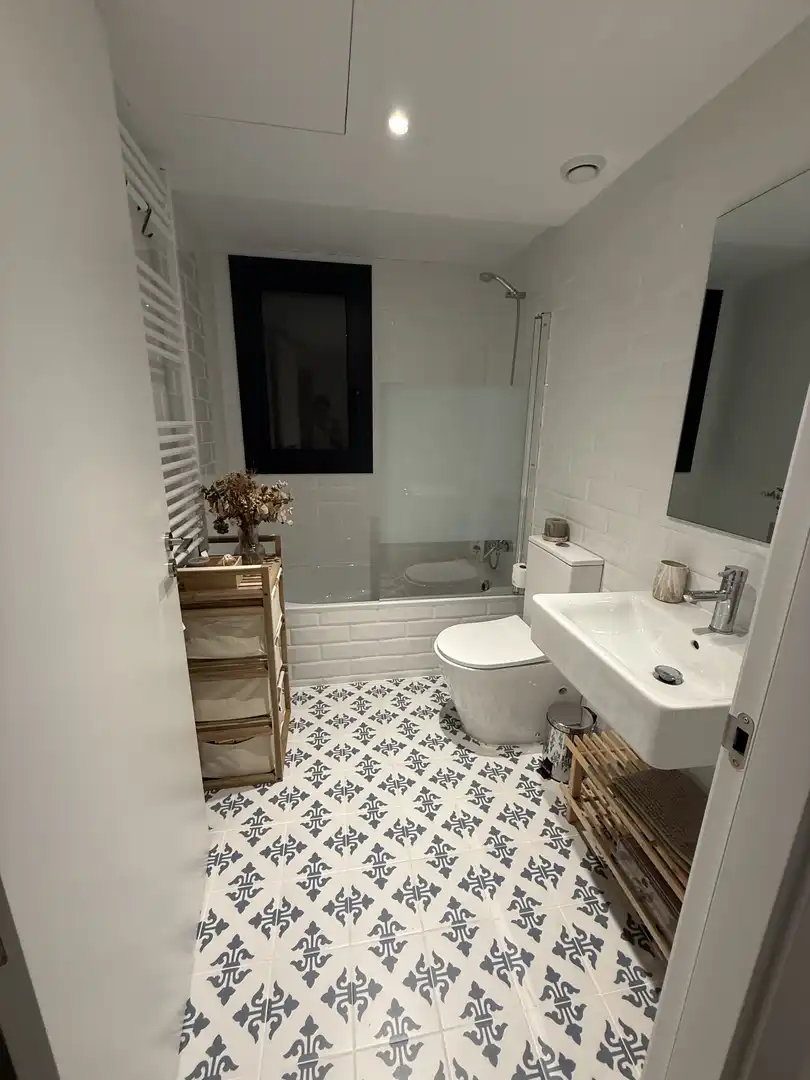 Bathroom of Flat for sale in Girona Capital  with Air Conditioner, Terrace and Balcony