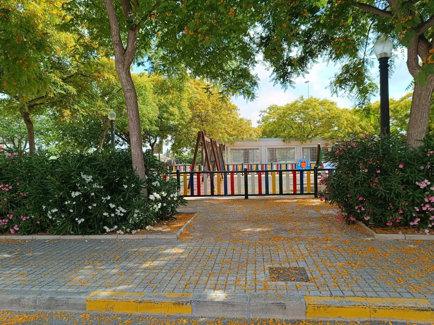 Außenansicht von Einfamilien-Reihenhaus zum Verkauf in Elche / Elx mit Privatgarten, Terrasse und Gemeinschaftspool