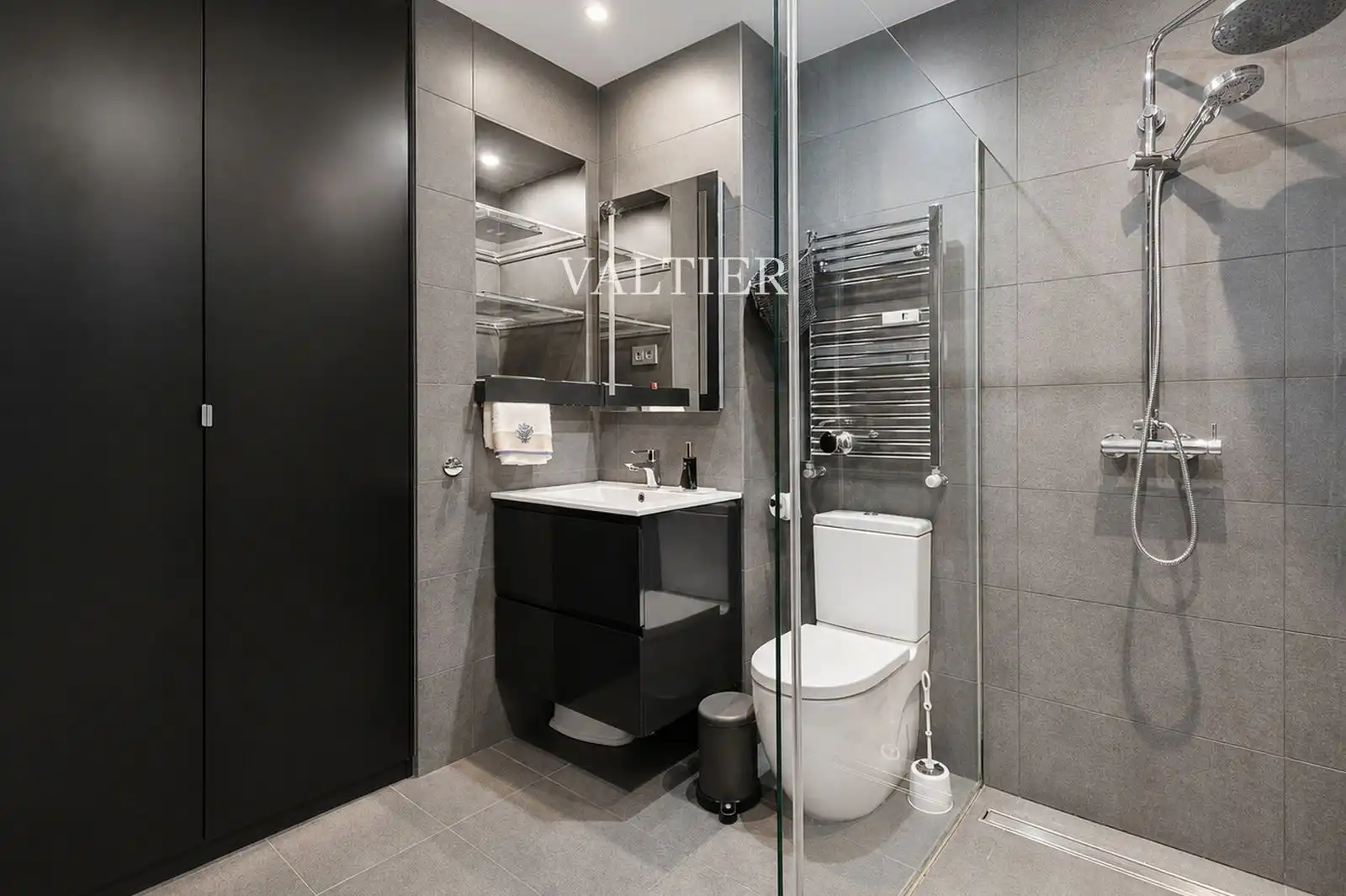 Badezimmer von Wohnung zur Miete in Madrid mit Klimaanlage und Möbliert