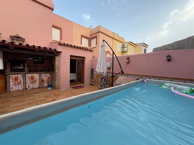 Piscina de Casa adosada en venda en Algeciras amb Aire condicionat, Traster i Piscina