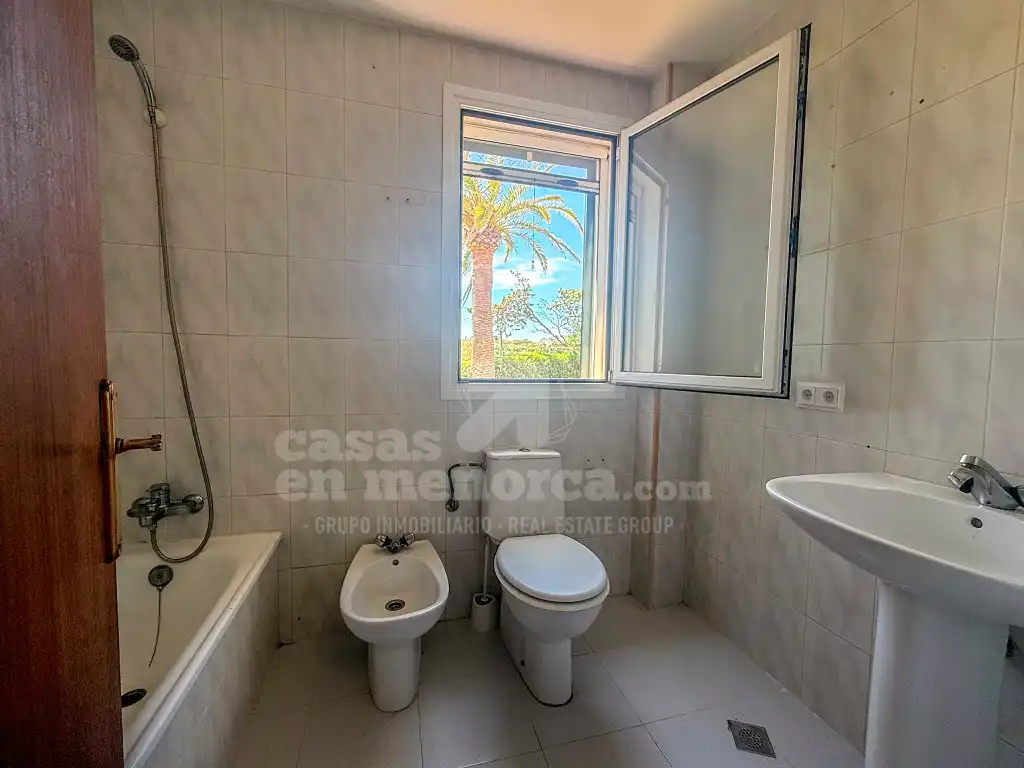 Badezimmer von Wohnung zum Verkauf in Es Castell mit Terrasse