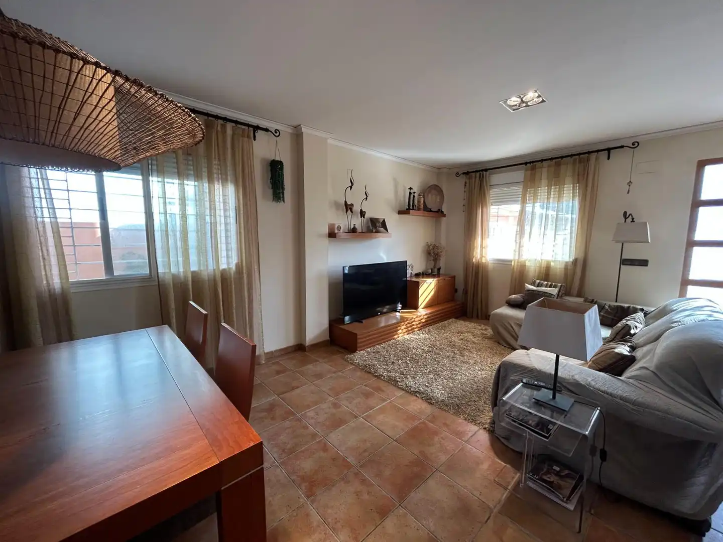 Wohnzimmer von Einfamilien-Reihenhaus zum Verkauf in Cullera mit Klimaanlage, Privatgarten und Terrasse
