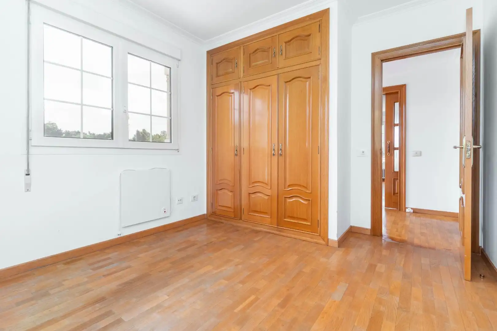 Dormitori de Casa o xalet en venda en Gijón  amb Calefacció, Jardí privat i Traster