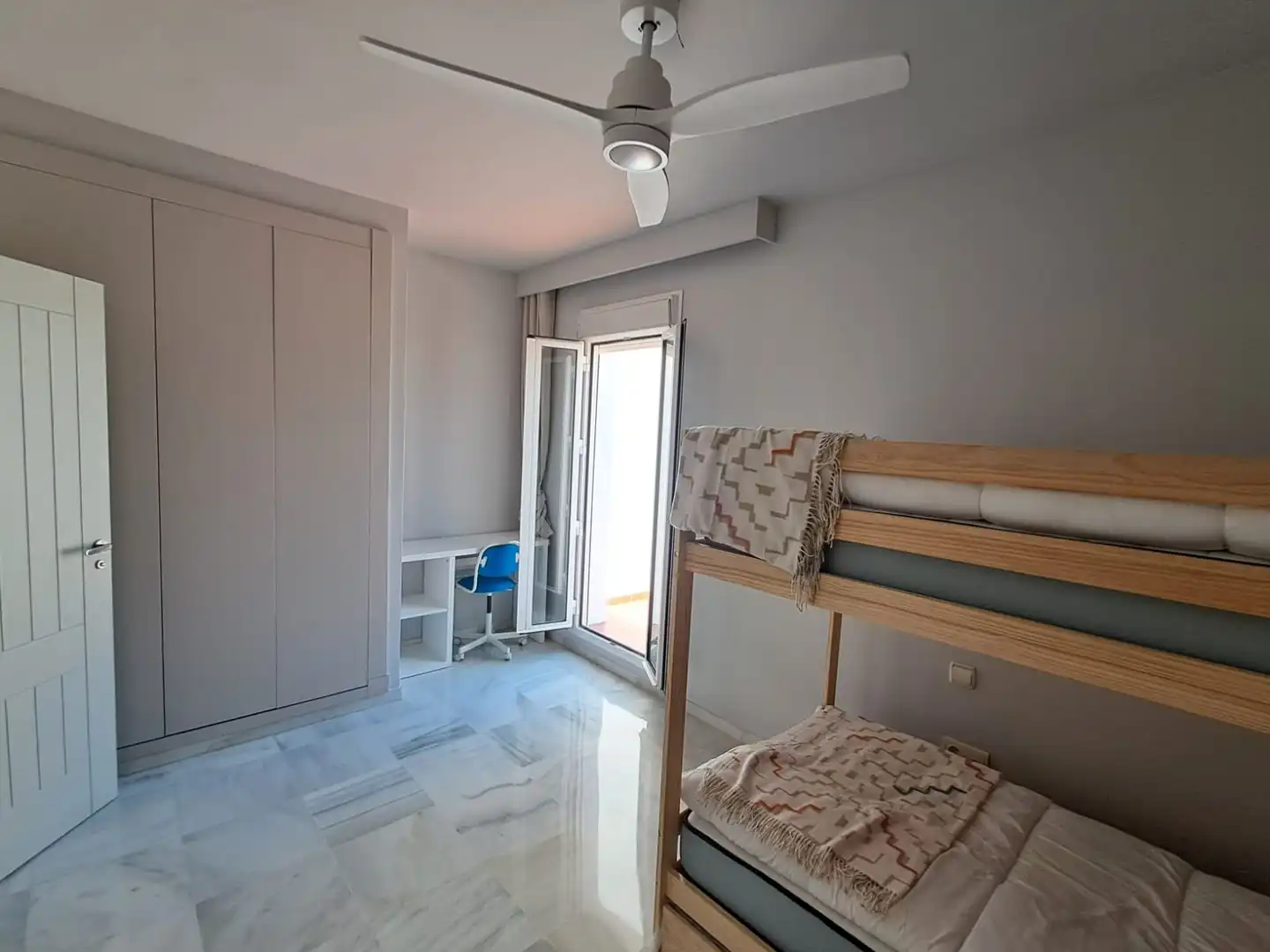 Dormitori de Casa adosada en venda en Estepona amb Aire condicionat, Terrassa i Traster