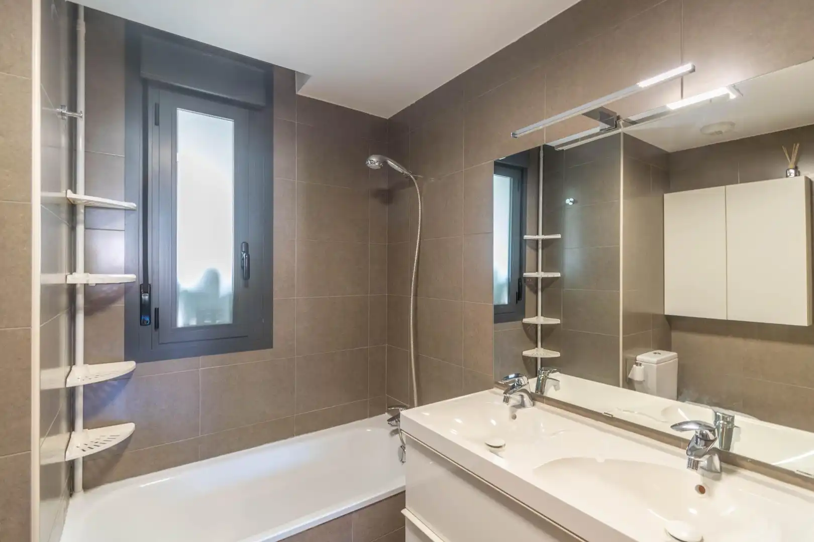 Baño de Piso en venta en Aranguren con Calefacción, Parquet y Trastero