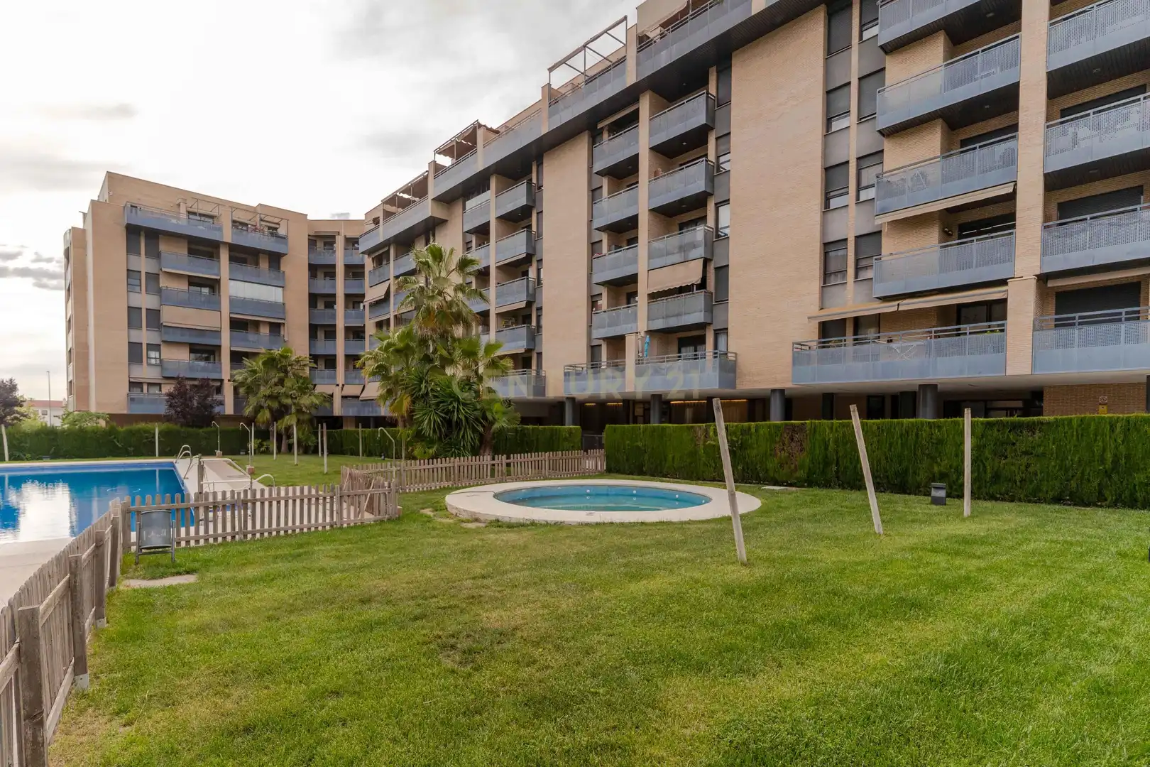 Vista exterior de Piso en venta en Granada con Jardín privado, Trastero y Piscina comunitaria