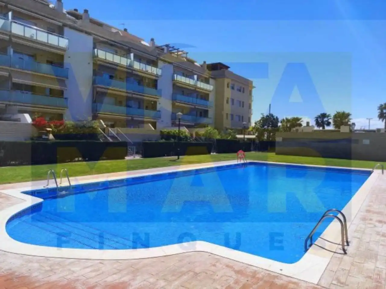 Piscina de Pis en venda en Cubelles amb Aire condicionat, Calefacció i Jardí privat