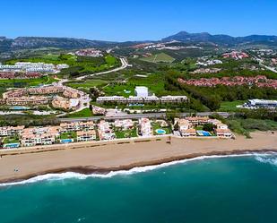 Vista exterior de Planta baixa en venda en Casares amb Aire condicionat, Piscina i Piscina comunitària