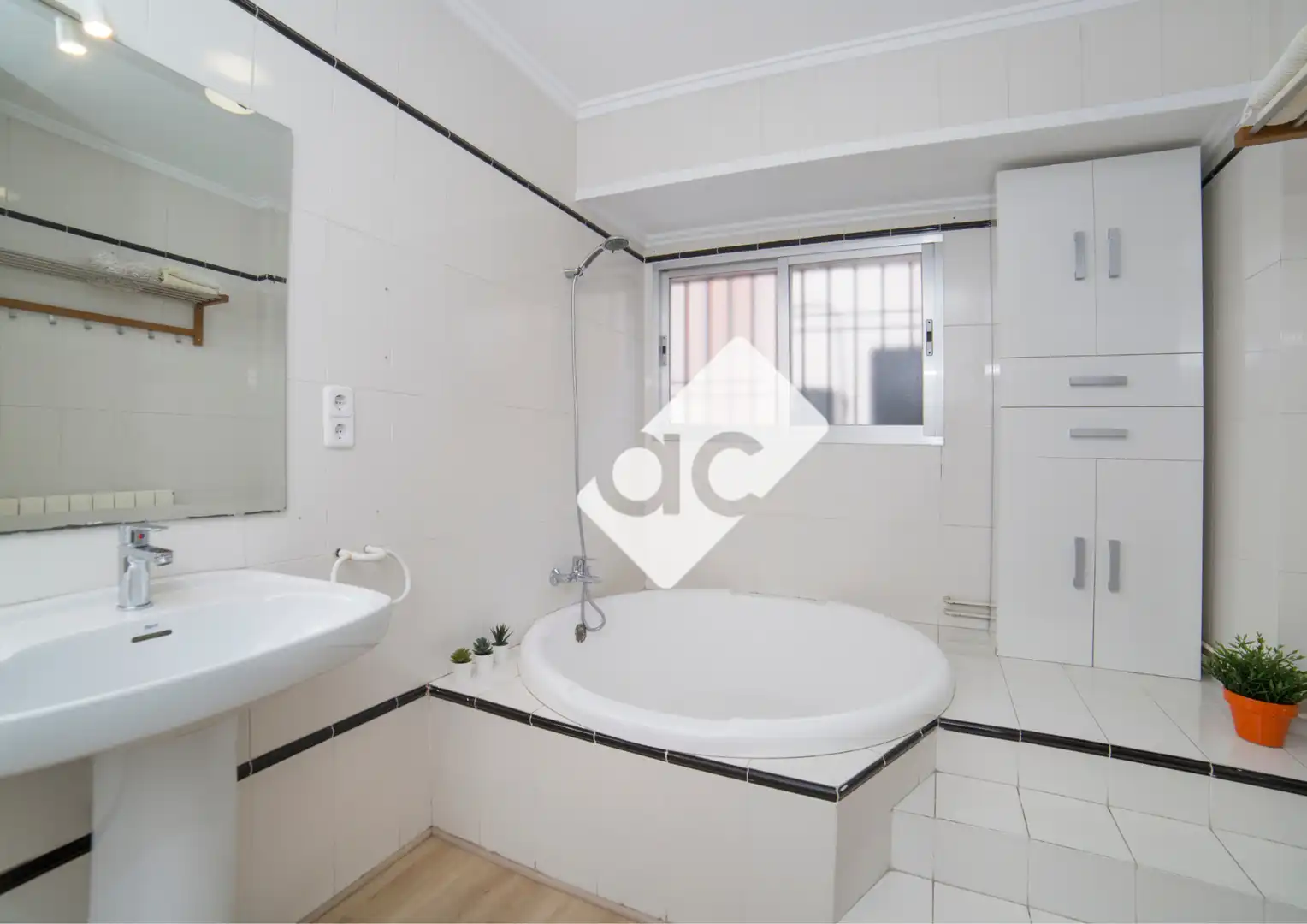 Baño de Piso de alquiler en Valencia con Aire acondicionado, Calefacción y Amueblado