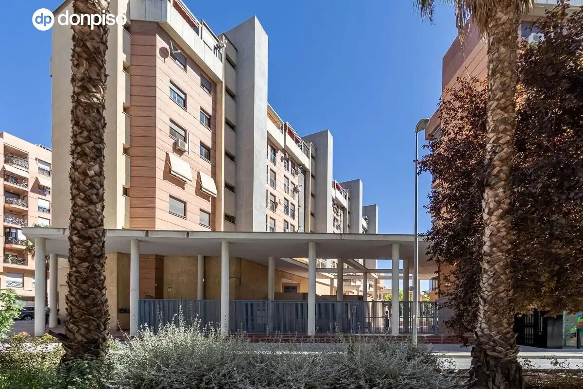 Vista exterior de Pis en venda en Granada amb Aire condicionat, Calefacció i Piscina comunitària